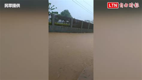 台中雨彈狂炸！東勢東坑路黃泥滾滾 畫面曝光（民眾提供） 自由電子報影音頻道