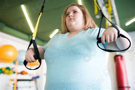 übergewichtige Frau in der Turnhalle trainieren Foto vorrätig 3637824