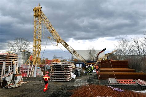 Un ouvrier grièvement blessé par la chute d une grue à Aubière Puy de