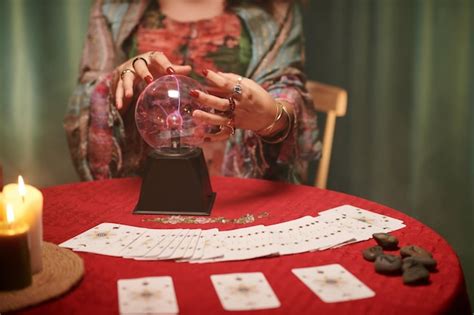 Manos De Vidente Tocando La Bola De Cristal Al Intentar Predecir El