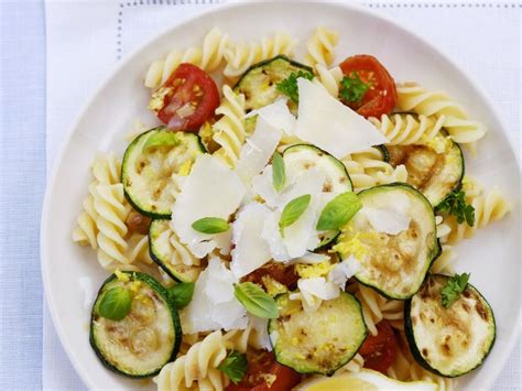 Italienischer Nudelsalat Mit Zucchini Tomaten Und Parmesan Rezept