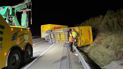 Unfall am Kirchheimer Dreieck Umgekippter Lkw Anhänger blockiert Autobahn