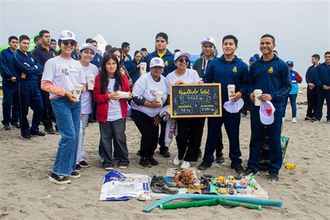 Voluntarios Recogen M S De Kilos De Residuos De Playa M Rquez