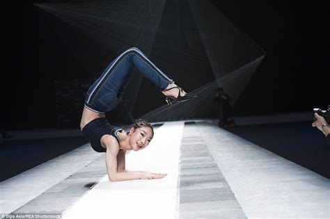 Chinese Artist Sets Contortion Record In 15 54 Seconds Daily Mail Online