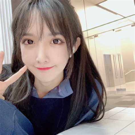 Tắt nhầm phần mềm hot girl lộ nhan sắc thật trên sóng livestream trông vẫn xinh mà cũng bị dân