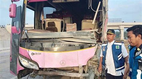 Sopir Bus Lelah Usai Antar Rombongan Ziarah Makam Para Wali Di Jatim