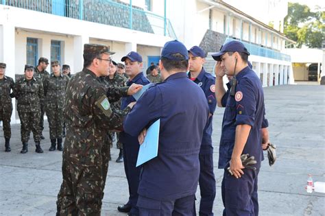 Militares recebem instrução de combate a incêndio