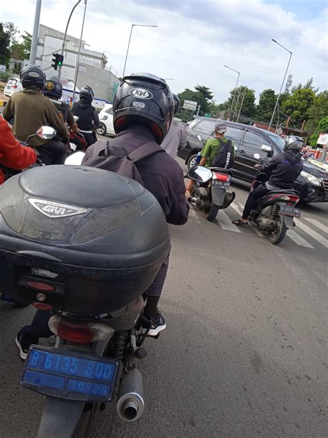 Warga Keluhkan Kemacetan Yang Kerap Terjadi Di Jalan Raya RE