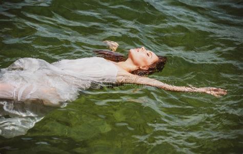 Una Joven Mujer Sexy Est Nadando En El Transparente Mar Azul Mujer