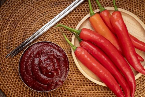 Pasta De Pimenta Coreana E Pimenta Vermelha Em Placa De Madeira