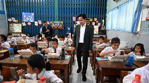 Tinjau Pemberian Makan Siang Bergizi Wapres Gibran Rakabuming Mendapat