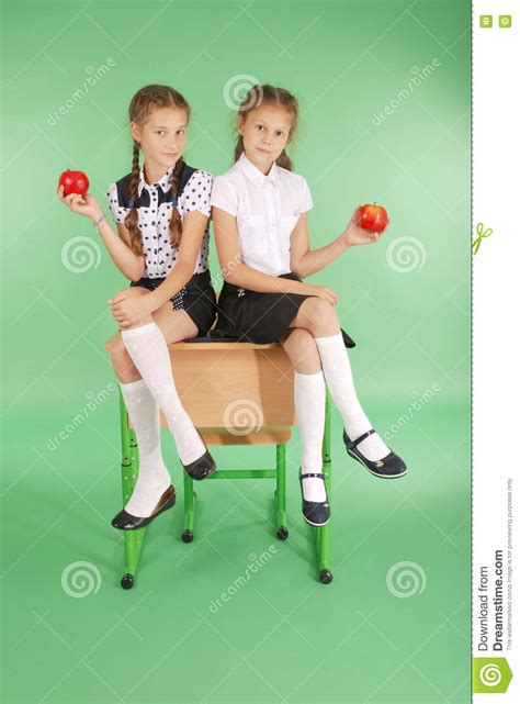 Deux Filles Dans Un Uniforme Scolaire Se Reposant Sur Le Bureau Et