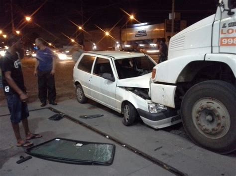 G1 Carro invade posto de combustível e bate em caminhão no ES