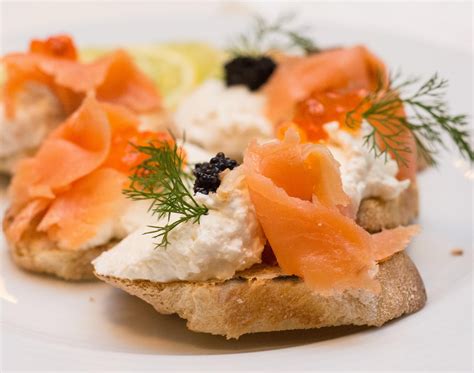 Tapa de Salmón Ahumado y Queso Crema con Requesón Chefeel