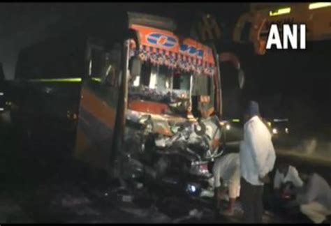 Gujarat Bus Accident گجرات کے نوساری میں بڑا حادثہ، بس ڈرائیور کو دل