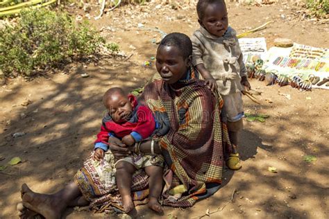 Femme Avec Des Petits Enfants De La Tribu Hadzabe Assis Sur Le Terrain