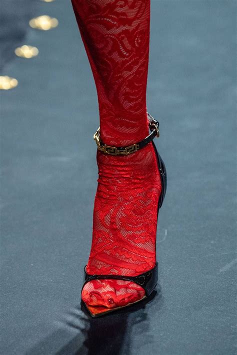 Versace Autumn/Winter 2019 Ready-To-Wear | Версаче, Каблуки, Модная обувь