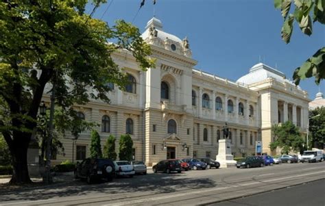 Universitatea Alexandru Ioan Cuza din Iași oferă peste 13 000 de