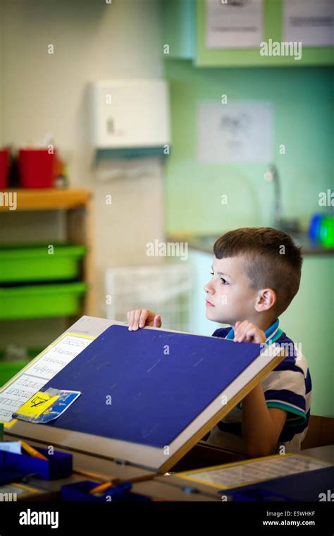 Casier Scolaire Garçon Banque De Photographies Et Dimages à Haute