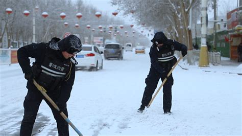 且末县：雪天保畅通 交警执勤忙