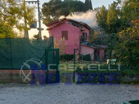 Velletri Incendio In Un Casa Di Campagna A Colle Ottone Basso Foto