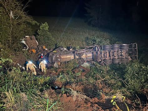 Cantagalo Motorista Morre Ap S Carreta Cair Em Ribanceira Radio