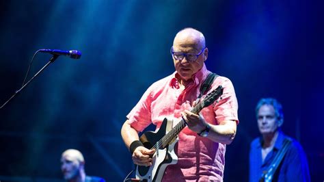 Dire Straits Mark Knopfler Lässt 120 Gitarren Und Verstärker