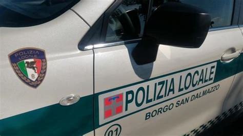 Gira In Piazza Con Ferite E Tagli Poi Aggredisce I Vigili E I Sanitari