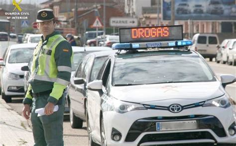 La Guardia Civil inmoviliza en León un camión de mercancías peligrosas