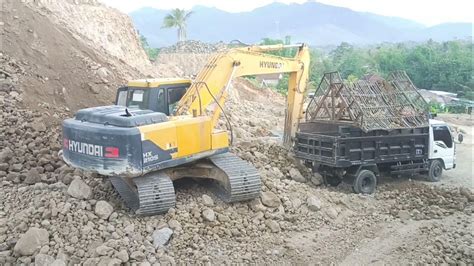 Hyundai Hx210s Excavator Sifts Soil Into Truck Youtube