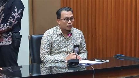 Geledah Ruang Gubernur Jatim KPK Amankan Dokumen APBD