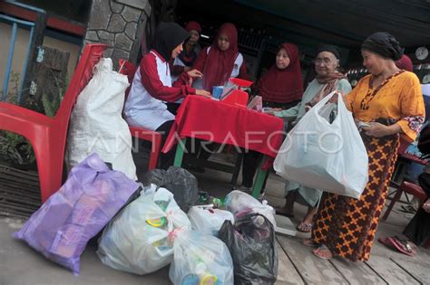 Posyandu Lansia Di Bank Sampah Antara Foto