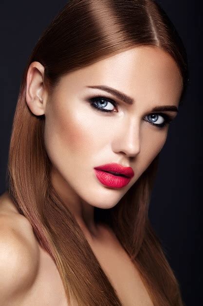 Portrait de modèle de belle femme avec maquillage de soirée et coiffure