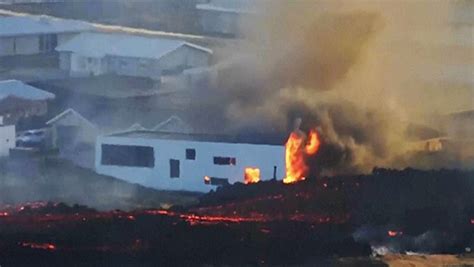 Eruption volcanique en Islande des maisons prennent feu à proximité