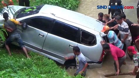 Minibus Terjun Ke Jurang Penumpang Dan Pengemudi Luka Luka Video