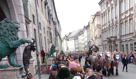 Trachten Und Sch Tzenzug Zum Oktoberfest Heinz Theuerkauf Flickr