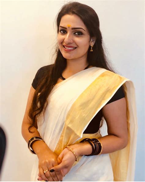 Beautiful Kerala Girls In Traditional Set Saree