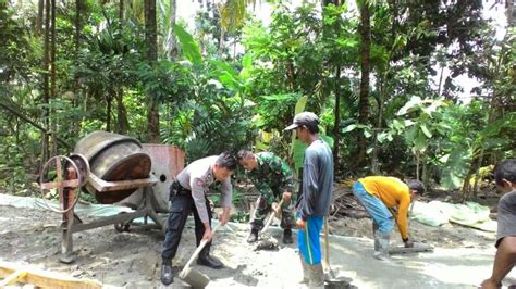 KANIT BINMAS POLSEK SUMUR GOTONG ROYONG BANTU WARGA UJUNG JAYA PERBAIKI