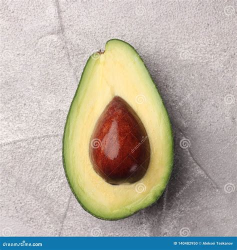 Halbe Avocado Mit Samen Auf Draufsicht Des Zementhintergrundes