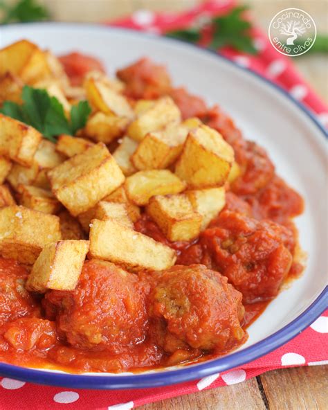 Alb Ndigas Con Tomate Cocinando Entre Olivos