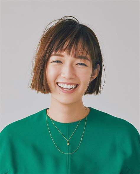 佐藤栞里 発売中のmore12月号 Tsutsumiさんのジュエリーを纏って。 スタジオにクリスマスが訪れて わくわく撮影したページ