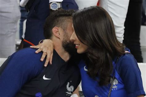 Euro Les Bleus Et Leurs Compagnes En Tribunes Pour France