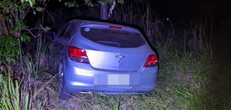 Polícia encontra carro roubado abandonado em área de mata na capital