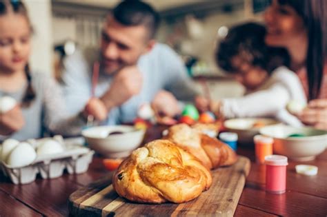 Te amo papá apuesto joven en casa con su linda niña feliz día del padre