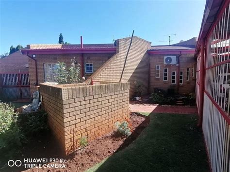 4 Bedroom House for sale in Bakerton - P24-112569263