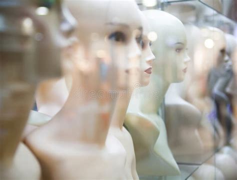 Nackte Weibliche Mannequins Im Schaufenster Stockfoto Bild Von Frau