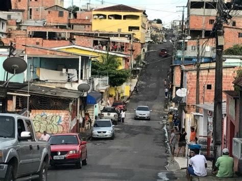 G1 Adolescente morre após ser atingido por tiros dentro de carro em