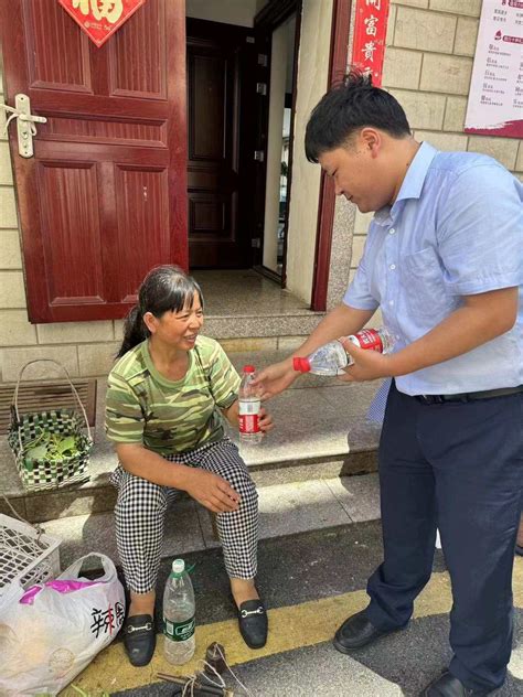 炎炎夏日送清凉 丝丝关怀沁人心