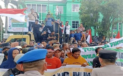 Demo Di Kantor Gubernur Sumsel Warga Muba Minta Tambang Minyak