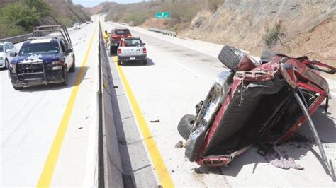 Volcadura En Libramiento Mazatl N Deja Dos Muertos Camioneta Da